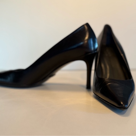 Black Gucci leather heels size 8, used but nearly perfect condition. - Picture 2 of 6